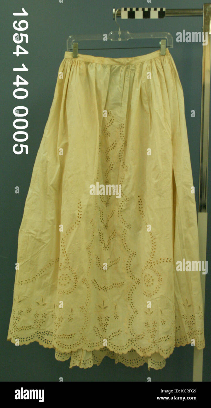 Un'immagine che mostra una petticoat ricamata con occhiello in cotone ecru, un pezzo di abbigliamento vintage caratterizzato da ricami intricati, tipici della moda dell'epoca. Foto Stock Un'immagine che mostra una petticoat ricamata con occhiello in cotone ecru, un pezzo di abbigliamento vintage caratterizzato da ricami intricati, tipici della moda dell'epoca. Foto Stock