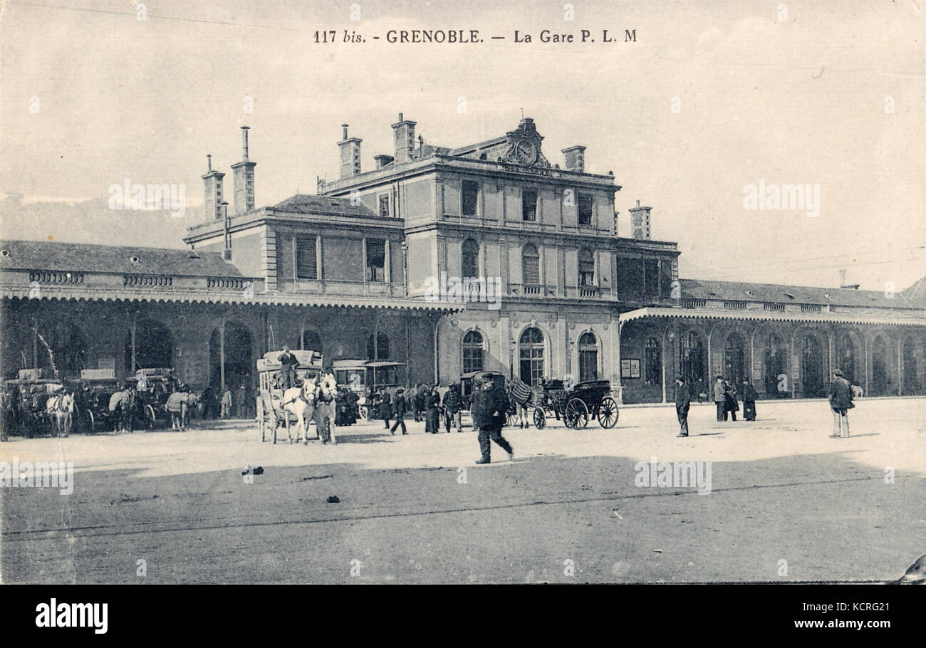 Una fotografia di una stazione ferroviaria di Grenoble, in Francia, in particolare la Gare P. L. M, che era un importante nodo di trasporto nella regione, associato al sistema ferroviario P. L. M (Parigi-Lyon-Méditerranée). Foto Stock
