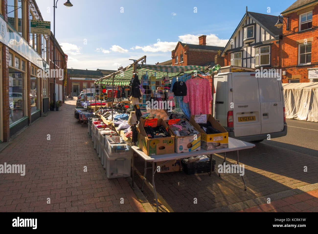 Commerciante di mercato o titolare di stallo al tradizionale mercato del venerdì a lunga Sutton. Foto Stock