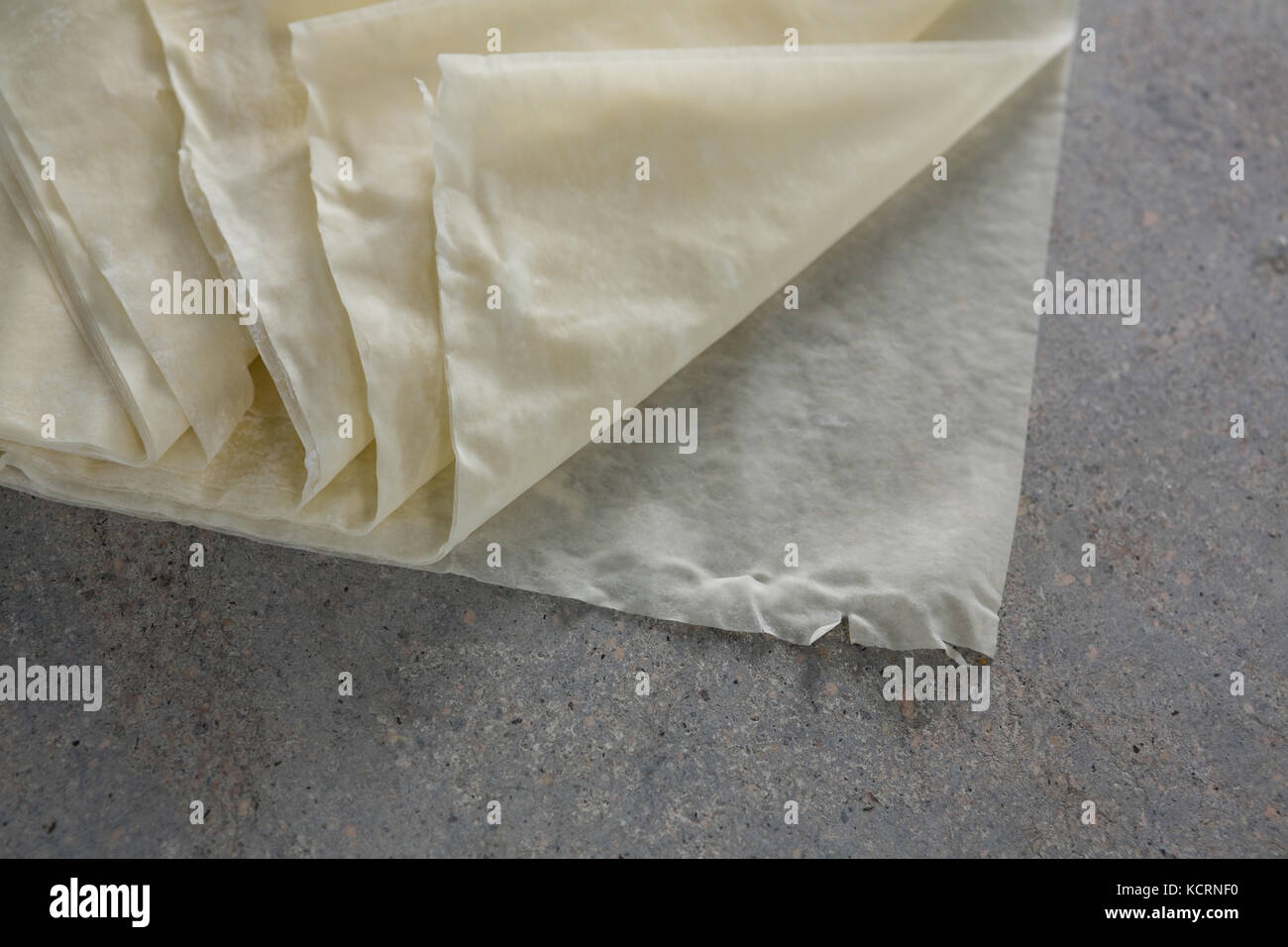 Close-up di carta oleata su tavola Foto stock - Alamy