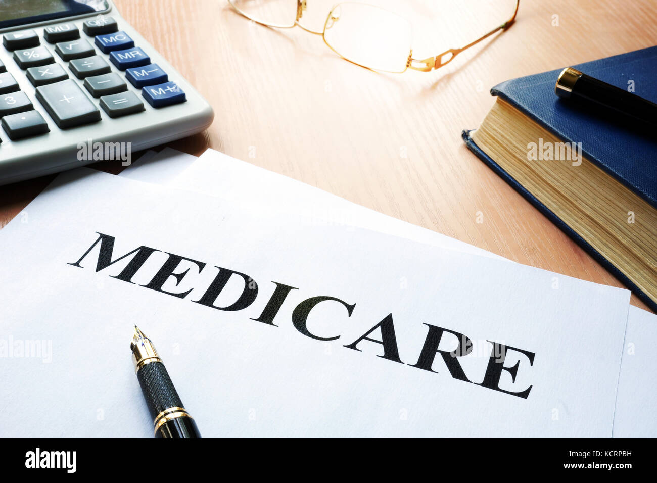 Politica medicare su una scrivania. Foto Stock