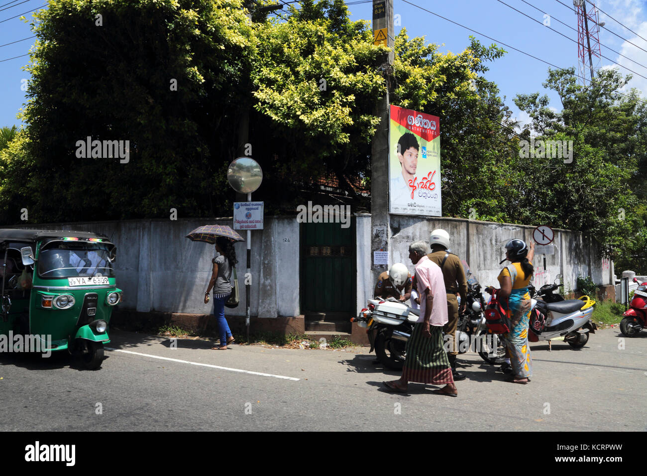 Ambalangoda della provincia meridionale dello Sri Lanka poliziotti parlando di motociclista Foto Stock