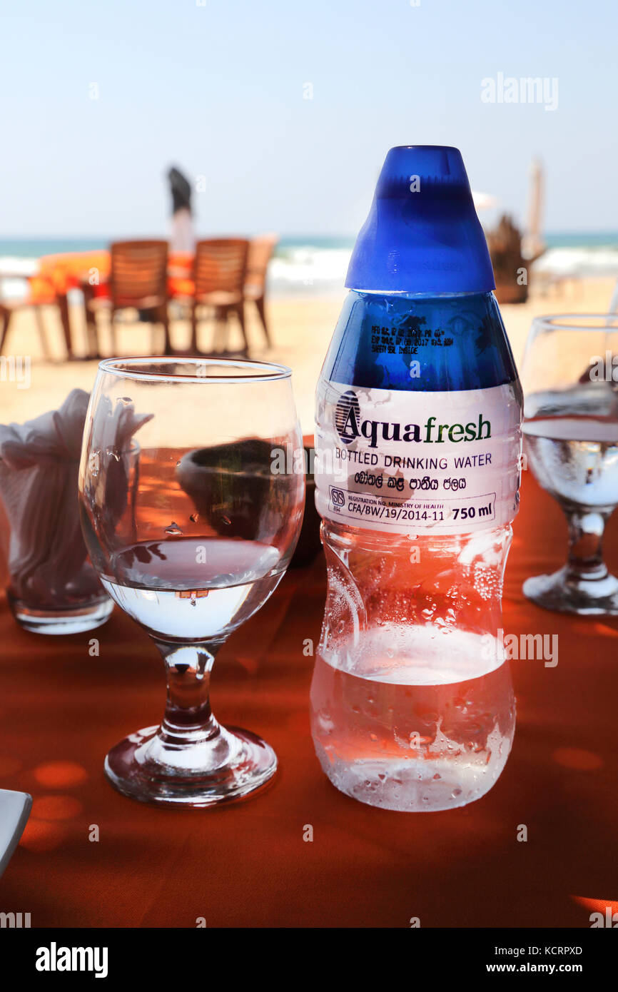 Bentota Sri Lanka Amal Villa Ristorante Bottiglia di Aquafresh acqua e del vetro Foto Stock