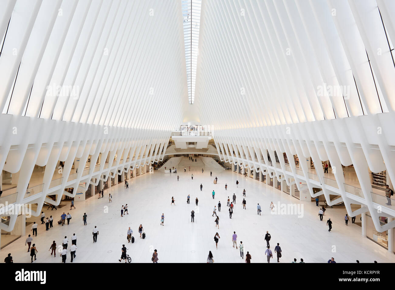 Occhio interno del white World Trade Center station con la gente di New York. La stazione è stata progettata Foto Stock
