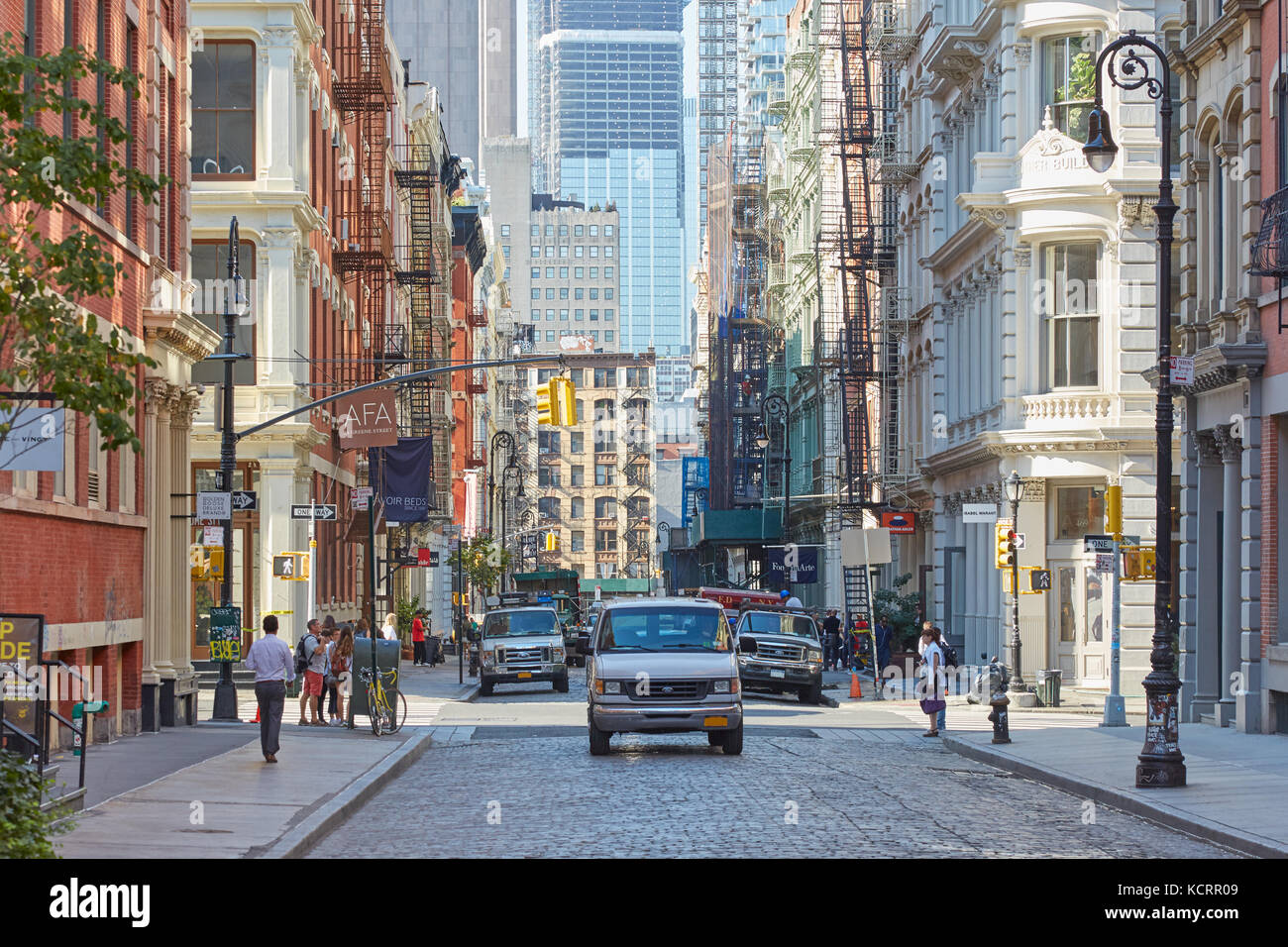 Soho street con ghisa edifici e persone in una giornata di sole in New York Foto Stock