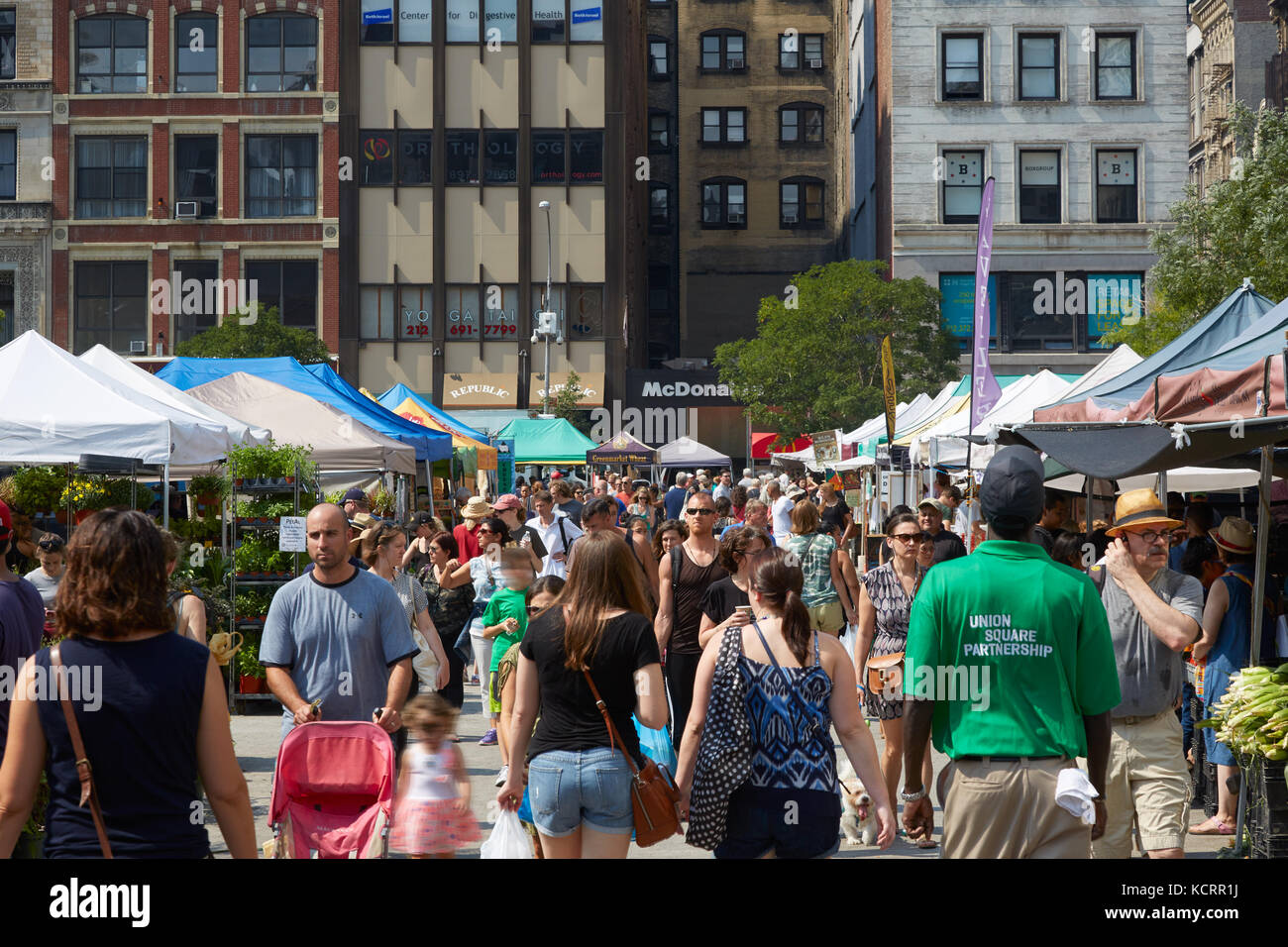 Union Square greenmarket con persone in una giornata di sole in New York Foto Stock