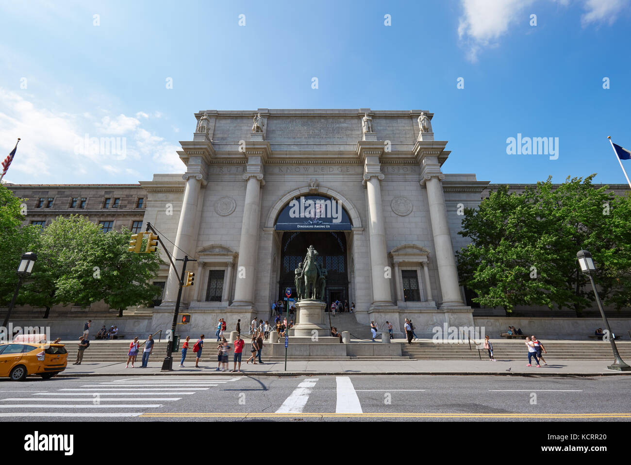 La gente di fronte al Museo Americano di Storia Naturale facciata di edificio in una giornata di sole e cielo blu in New York Foto Stock