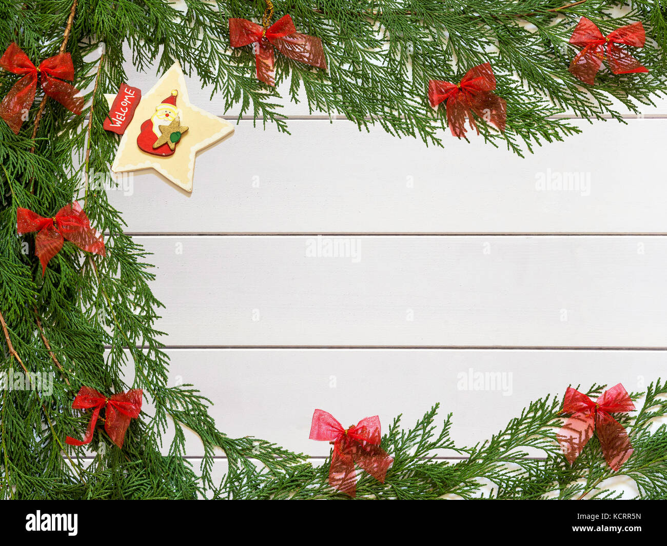Le decorazioni di Natale in legno su sfondo bianco Foto Stock