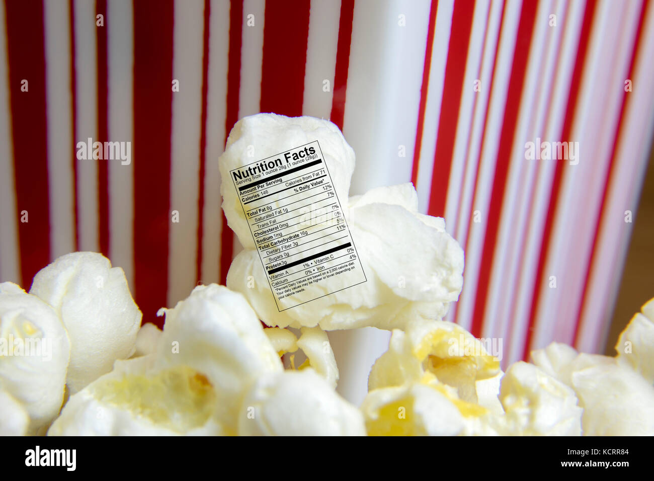 Close up fresh popped popcorn kernel con fatti di nutrizione etichetta. Foto Stock
