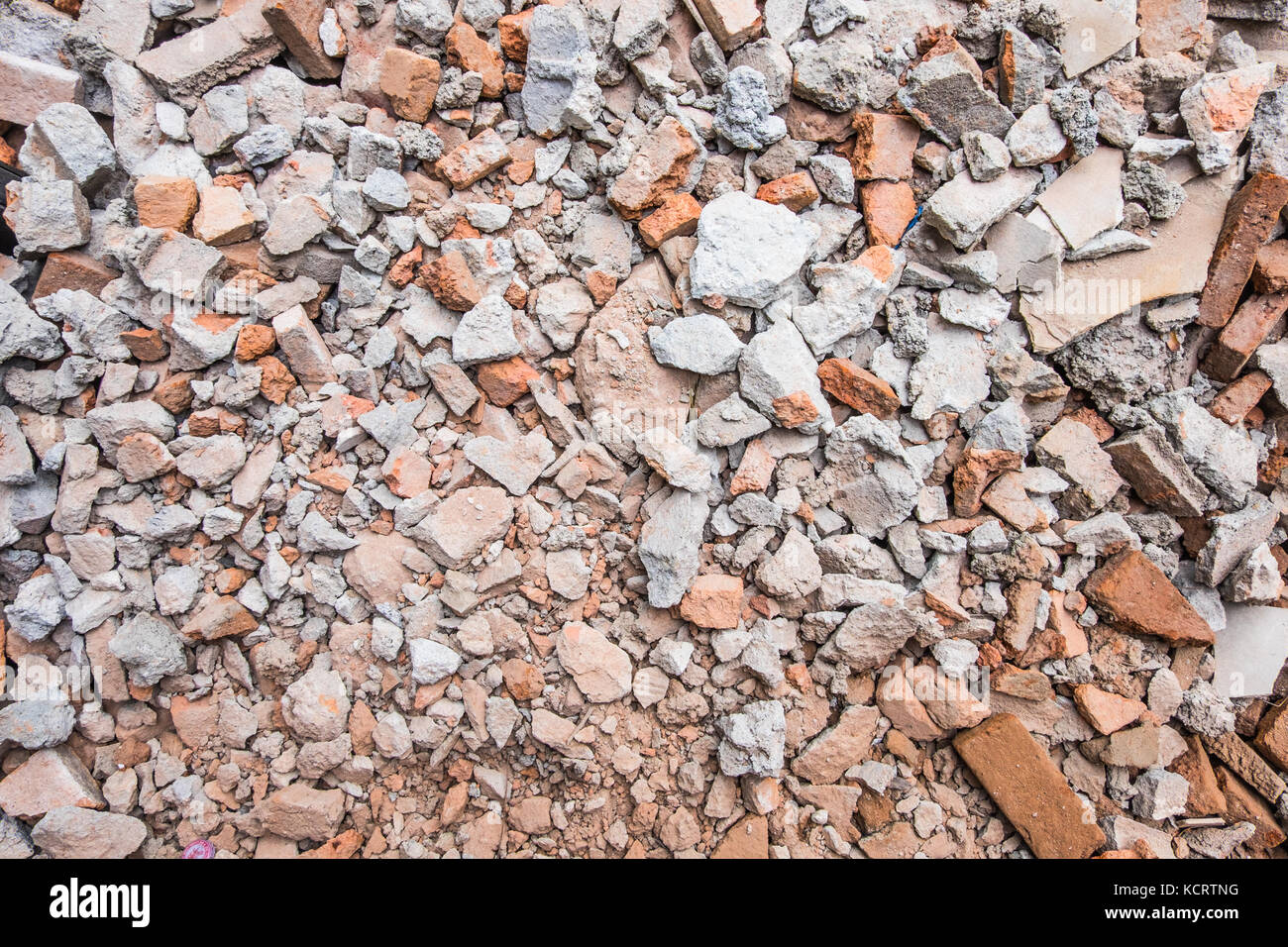 Rovine di mattoni e macerie in cantiere dopo i lavori di demolizione. Foto Stock