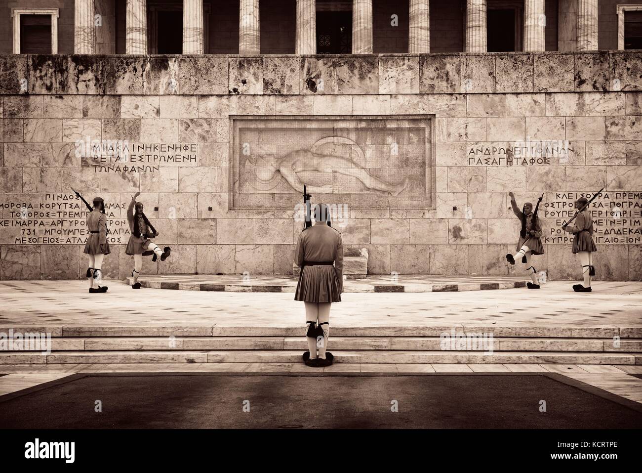 Atene - Sep 26: Cambiare la cerimonia di guardia a piazza Syntagma il 26 settembre 2016 ad Atene, Grecia. è uno dei militari di tradizione e di turi Foto Stock