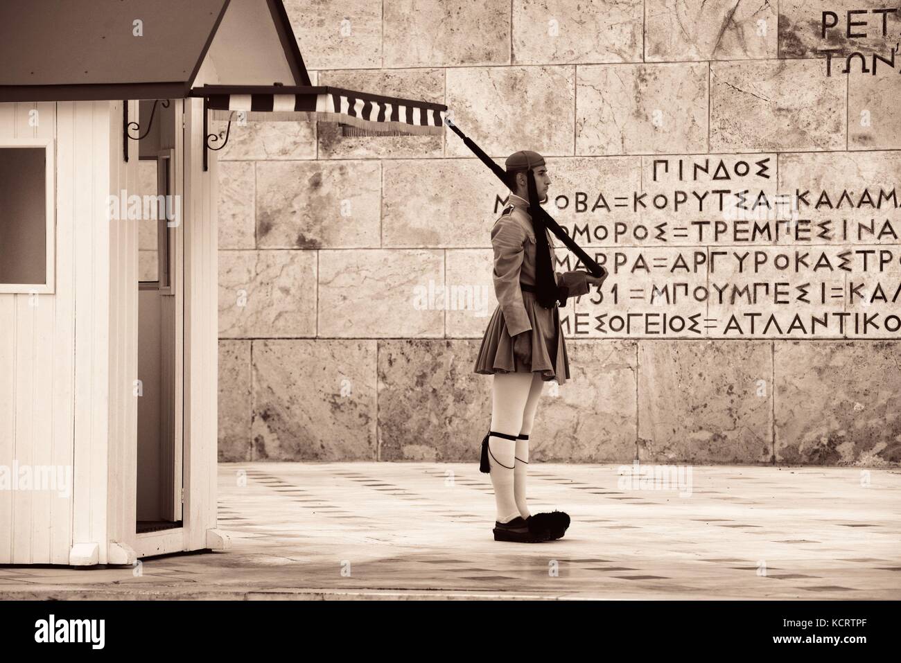 Atene - Sep 26: Cambiare la cerimonia di guardia a piazza Syntagma il 26 settembre 2016 ad Atene, Grecia. è uno dei militari di tradizione e di turi Foto Stock