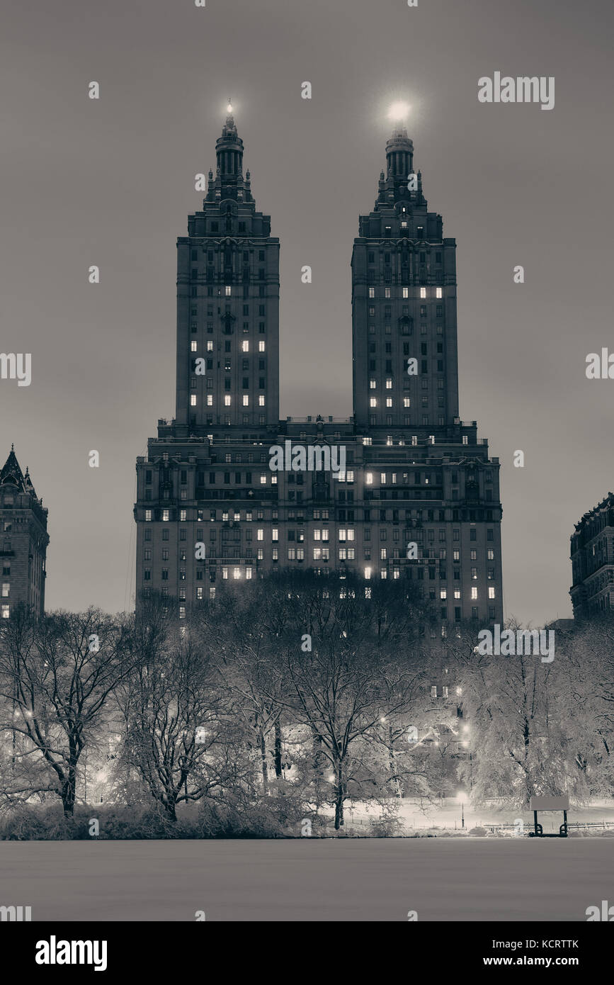 Central park inverno a notte con grattacieli di Manhattan a New York City Foto Stock