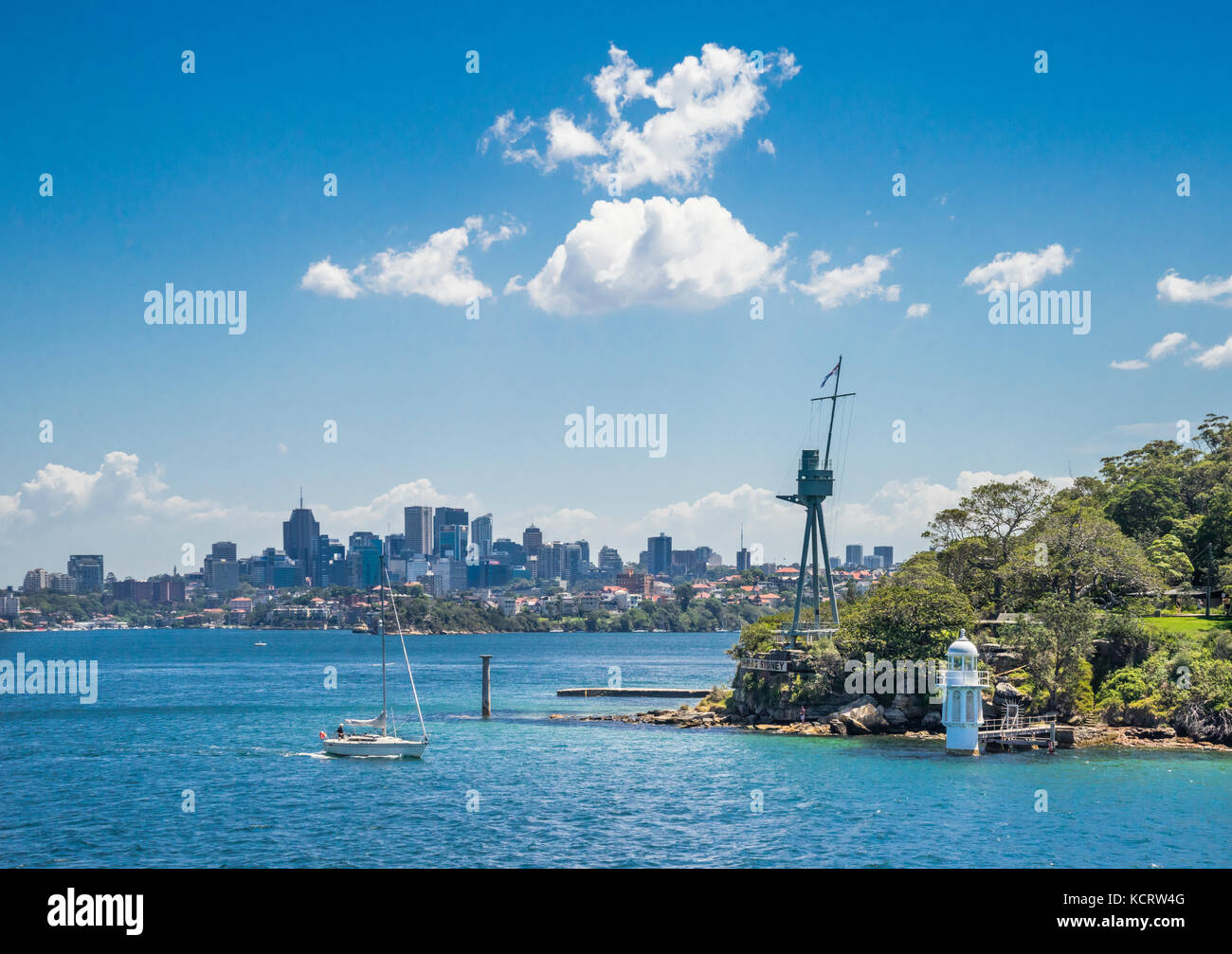 Australia, Nuovo Galles del Sud, Sydney Harbour, Port Jackson, vista della skyline di Sydney da in Bradleys Head con HMS montante di Sydney Foto Stock