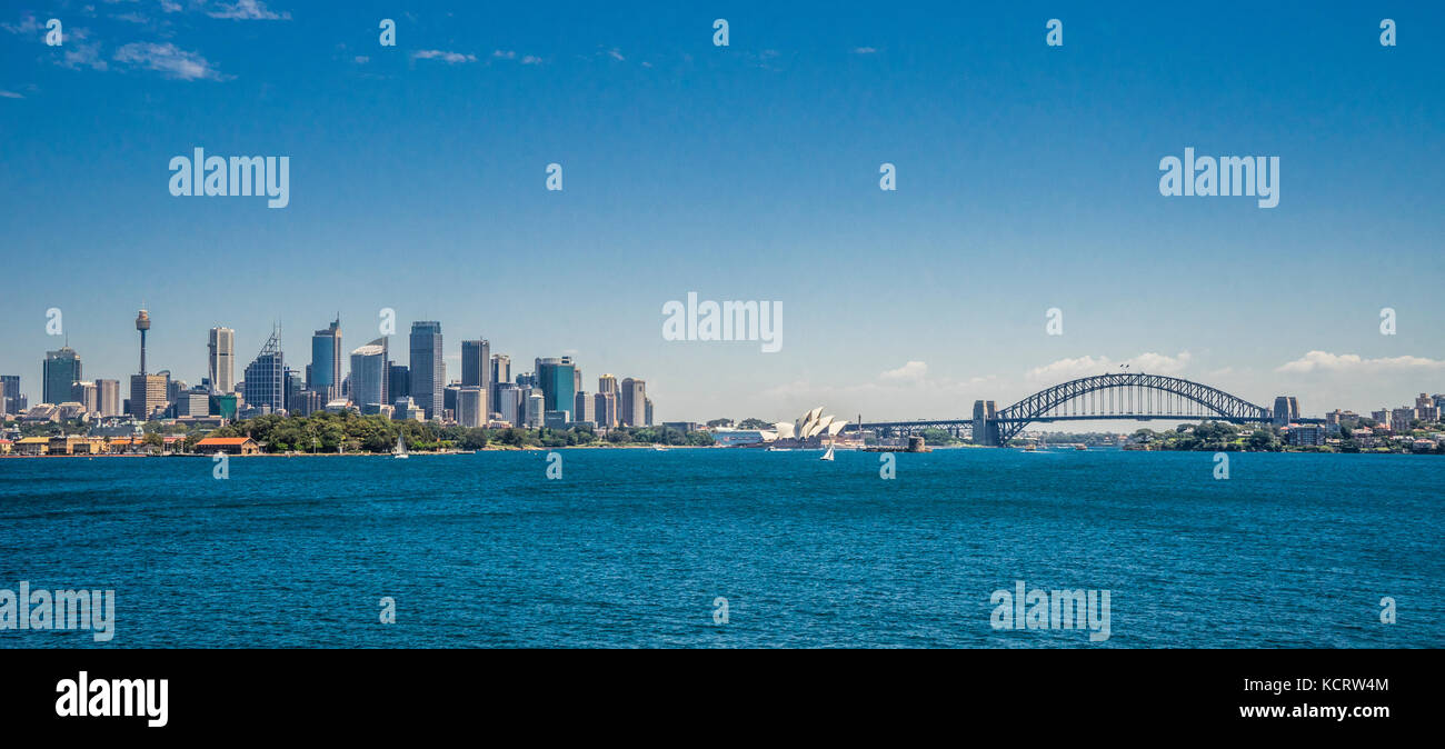 Australia, Nuovo Galles del Sud, Port Jackson, vista del porto di Sydney con lo skyline della città e Harbour Bridge Foto Stock
