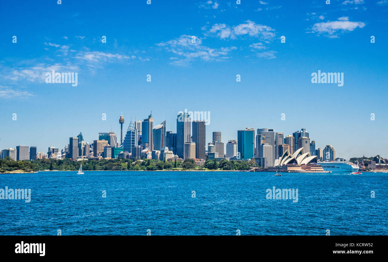 Australia, Nuovo Galles del Sud, Port Jackson, vista della skyline di Sydney dal Porto di Sydney Foto Stock