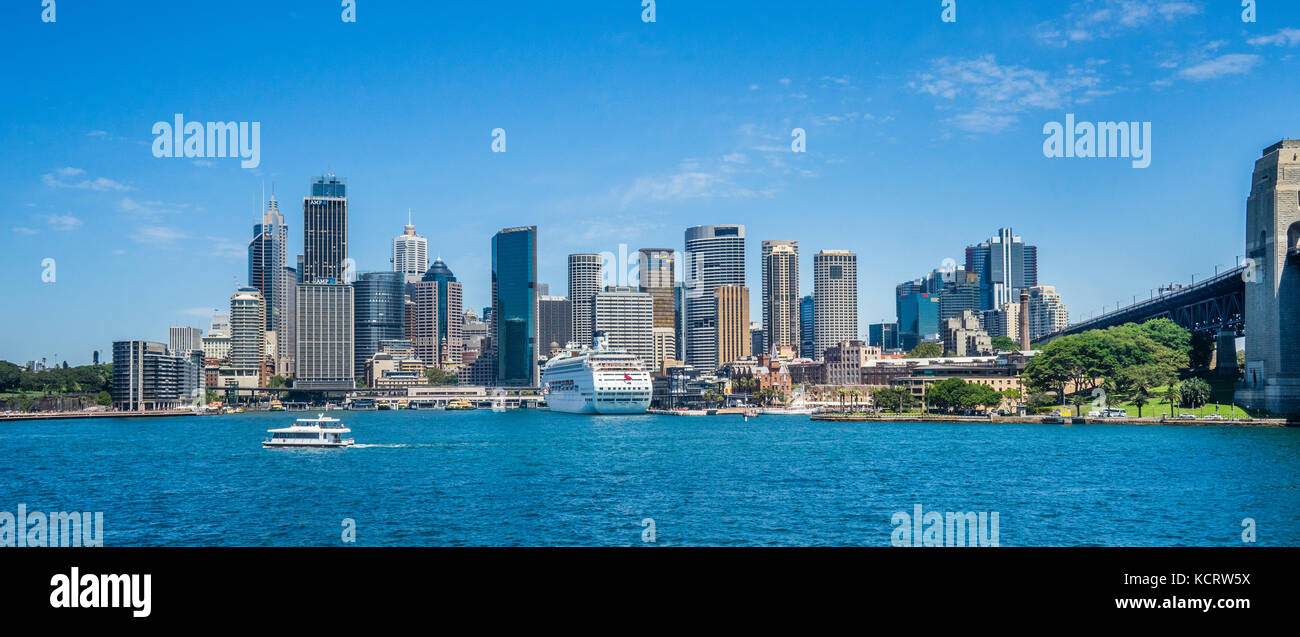 Australia, Nuovo Galles del Sud, Sydney, vista di Sydney Cove, nave da crociera gioiello del Pacifico e il CBD skyline dal Porto di Sydney Foto Stock