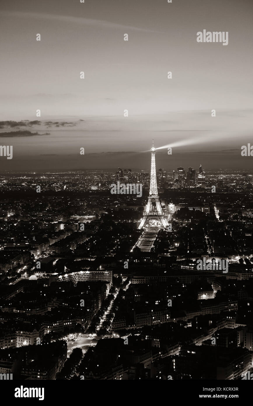 Parigi, Francia - 13 maggio: la torre eiffel e la città di notte il 13 maggio 2015 a Parigi ed è il più visitato monumento pagato in tutto il mondo con una quota annua di 250 m vi Foto Stock