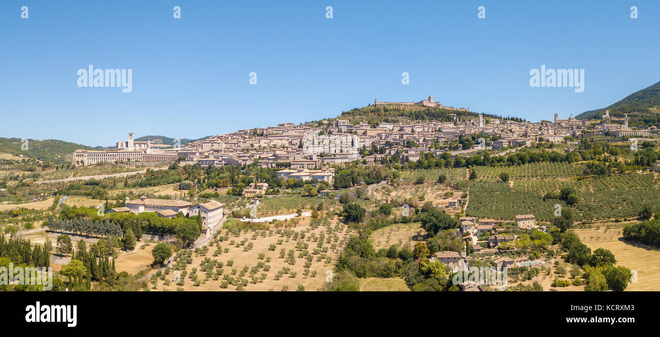 Assisi, una delle più belle città piccola in Italia. drone vista aerea dello skyline del borgo dalla terra Foto Stock