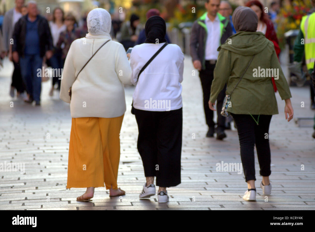 Tre donne musulmane in foulard alla testa sulla strada cittadina di Glasgow, Scozia, foulard hijab nel Regno Unito Foto Stock