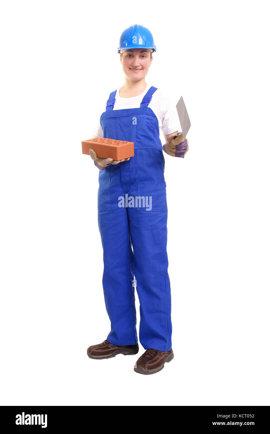 Costruzione femmina Lavoratore che indossa tuta blu e casco tenendo in acciaio inox cazzuola e mattone su sfondo bianco Foto Stock