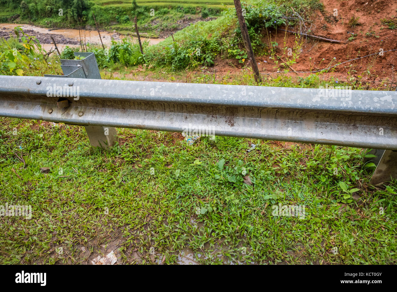 Guard rail in campagna, barriera che impedisce di incidente di automobile Foto Stock