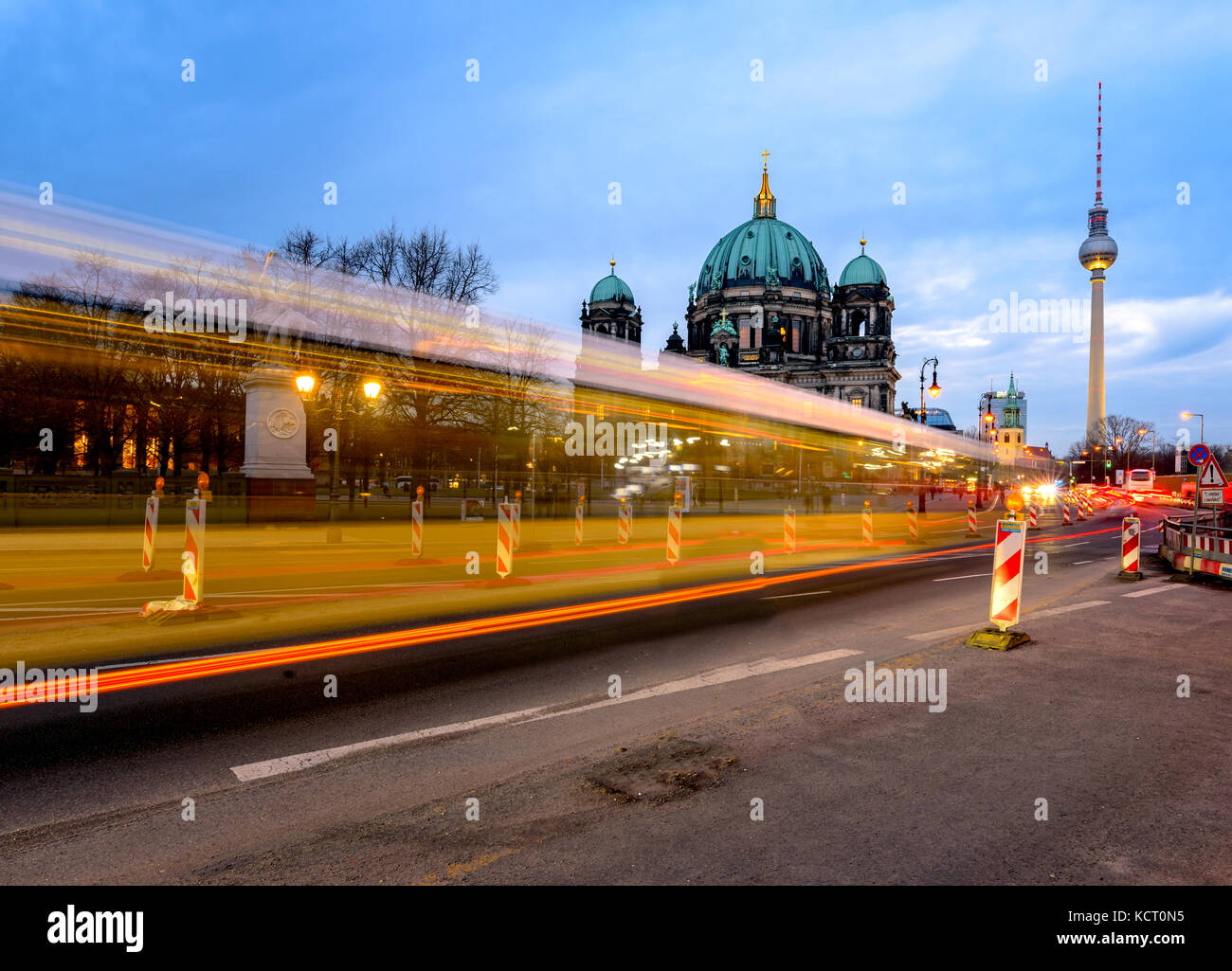 Sfocato il moto di un treno che passa di fronte a Berlino isola dei musei e la torre della tv nel suo sfondo Foto Stock