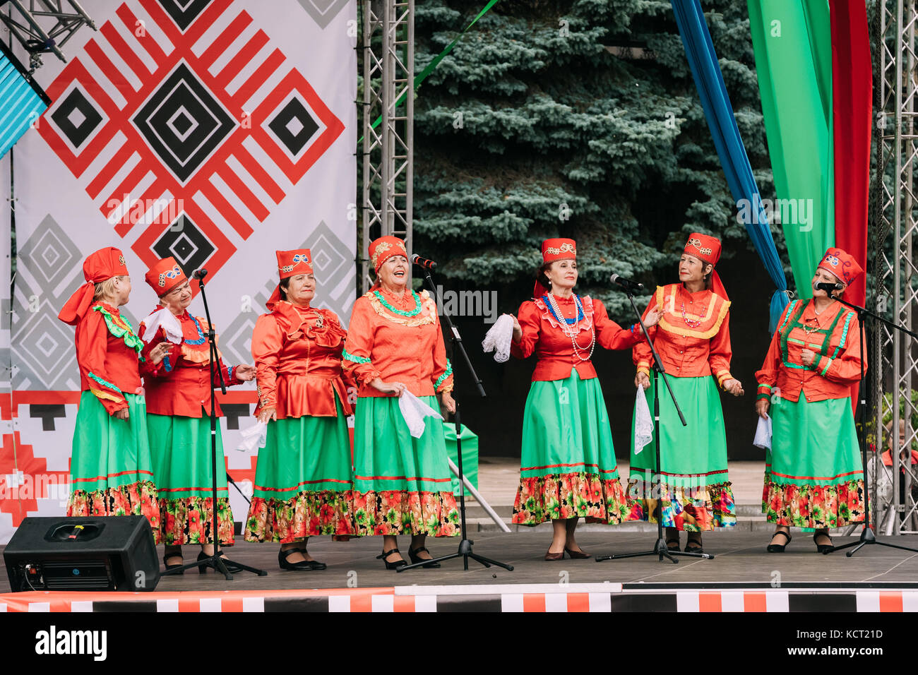 Gomel, Bielorussia - 3 luglio 2017: Unknown Women Group in National Clothes Performing Folk Songs in Celebration of Independence Day of the Republic of Foto Stock