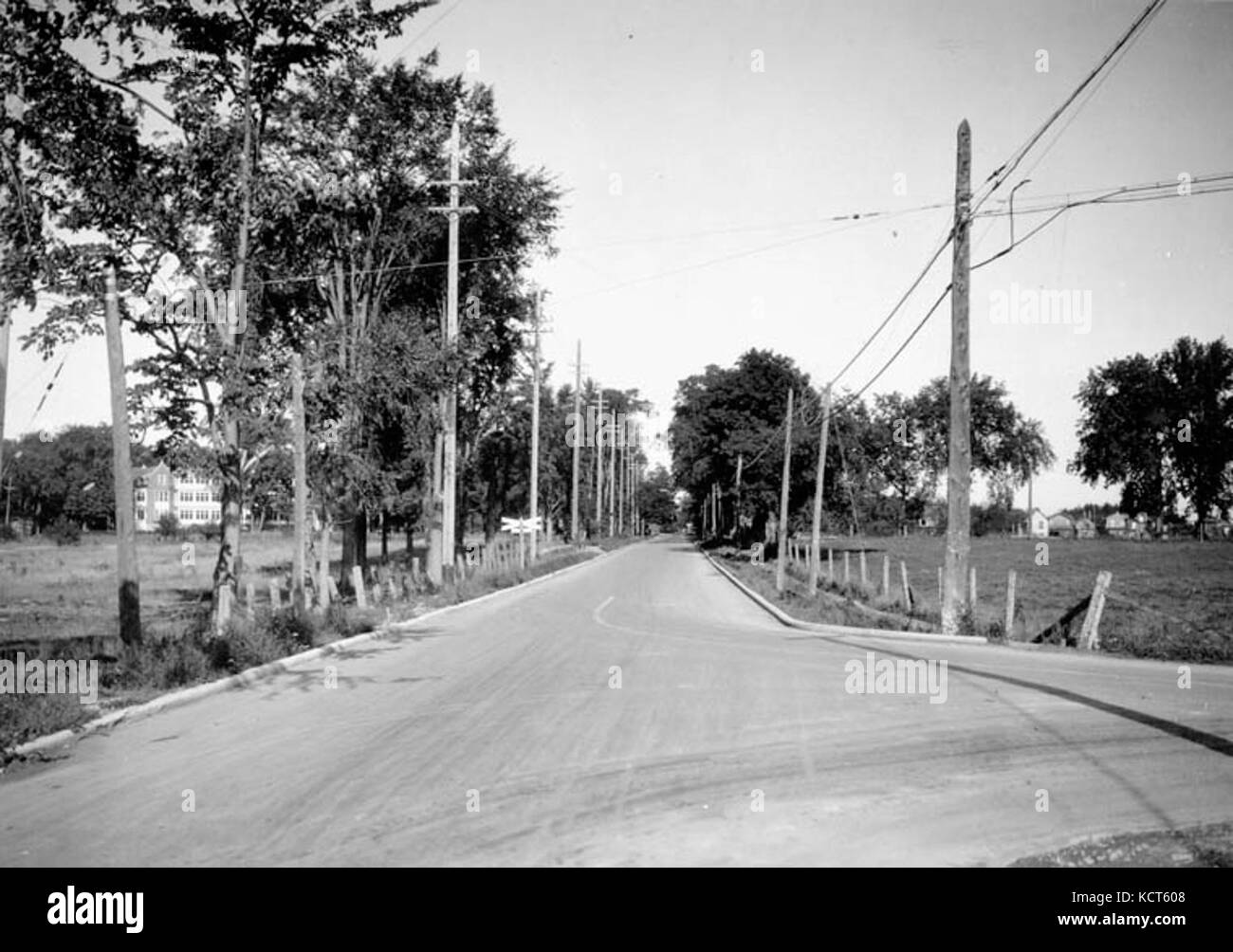 Questa immagine storica raffigura Carling Avenue vista dalla fine di Merivale Road nel 1920. Mostra il primo sviluppo delle infrastrutture stradali e delle aree residenziali di Ottawa durante l'inizio del XX secolo. Foto Stock