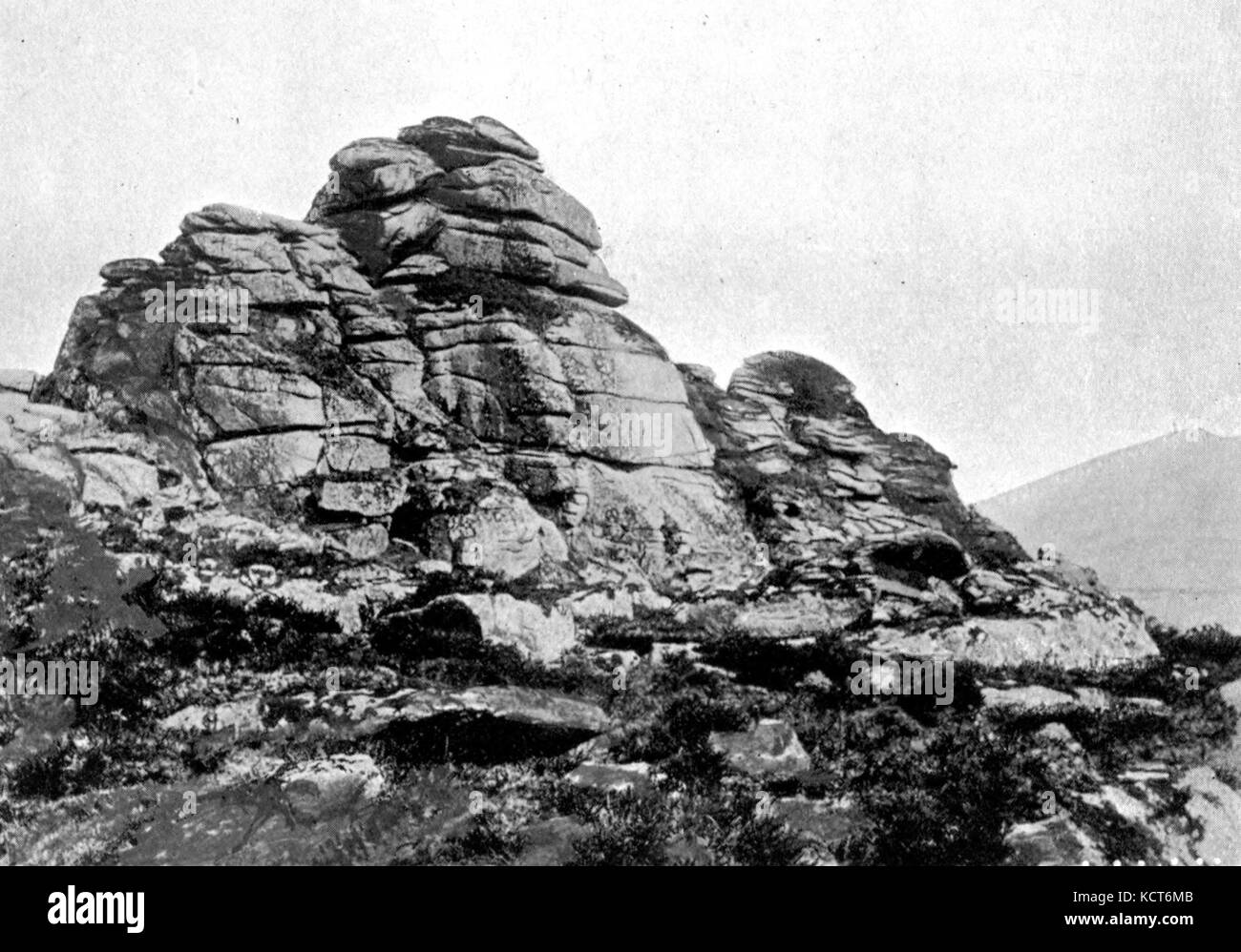 Un Tor, mostrando agli agenti atmosferici di granito di un libro di Dartmoor Foto Stock