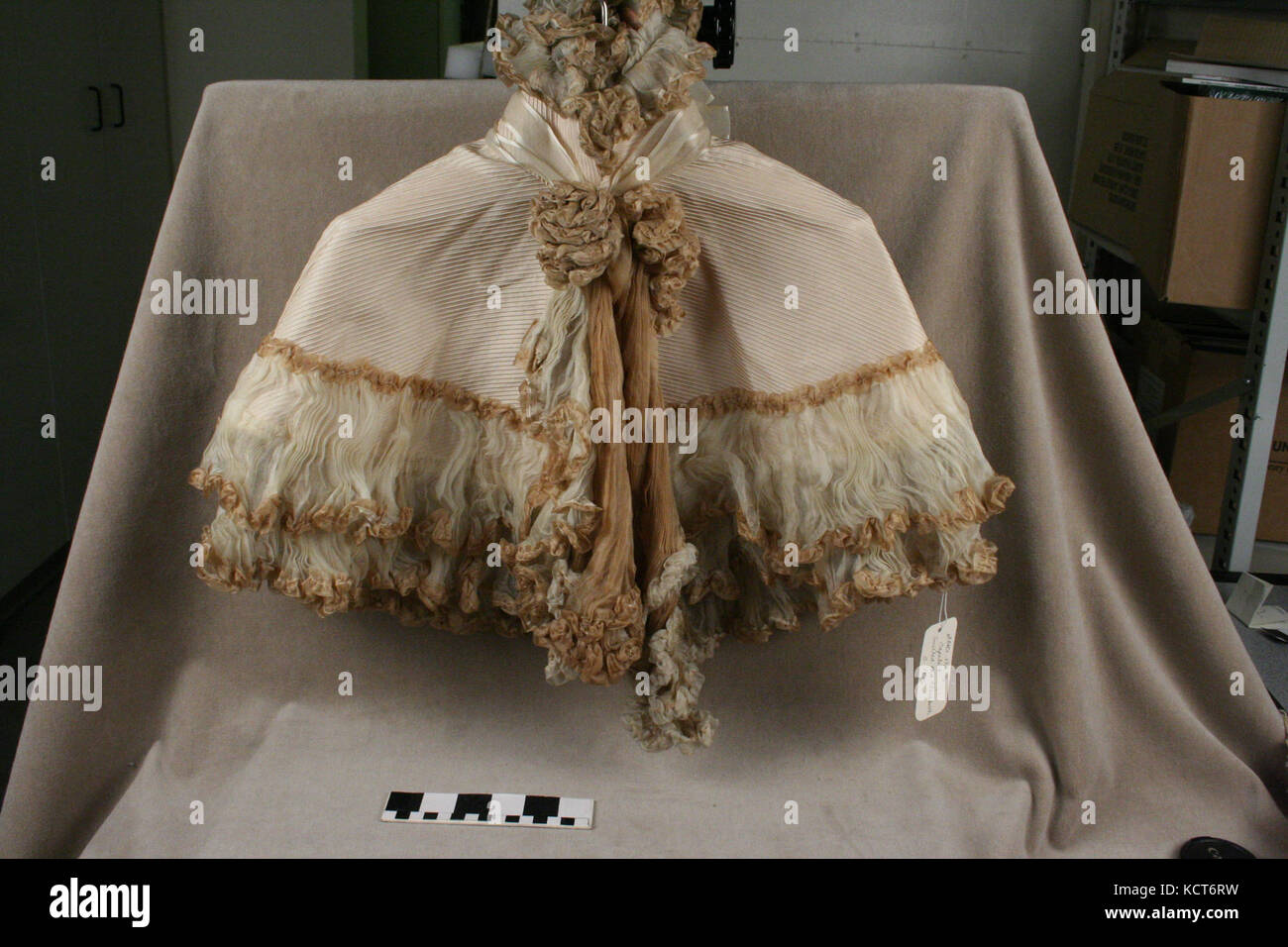 Il "bracciale Ecru con volant in chiffon" è un capo alla moda del 2010, caratterizzato da un design elegante con delicati volant in chiffon e un colore ecru. Questo capo incarna le tendenze moderne della moda da sera o da cerimonia. Foto Stock