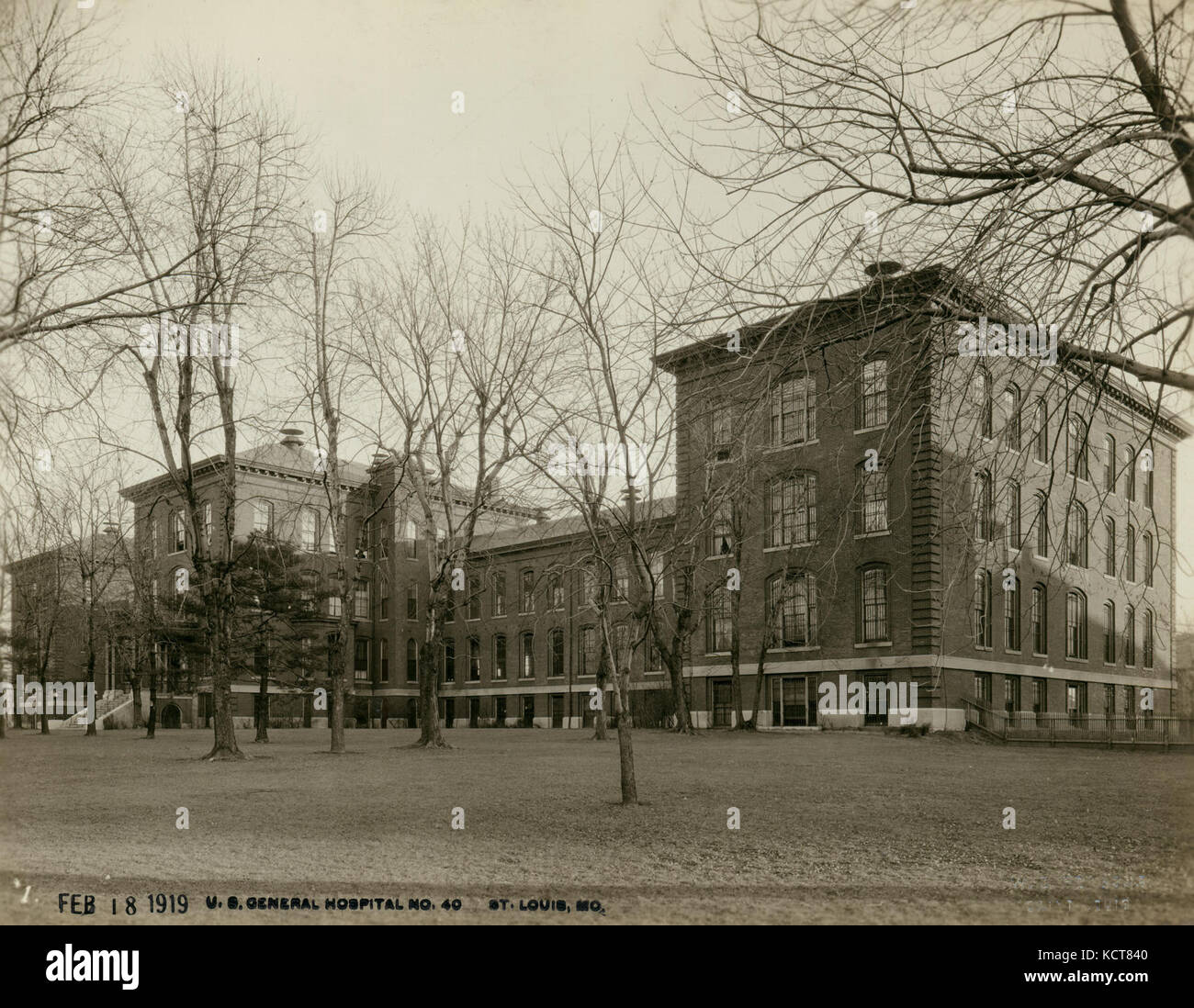 Un'immagine storica dell'edificio City Infirmary presso lo U.S. General Hospital 40, situato in Arsenal Street. Scattata il 18 gennaio 1919, questa immagine mostra la struttura ospedaliera durante il periodo post-bellico. Foto Stock