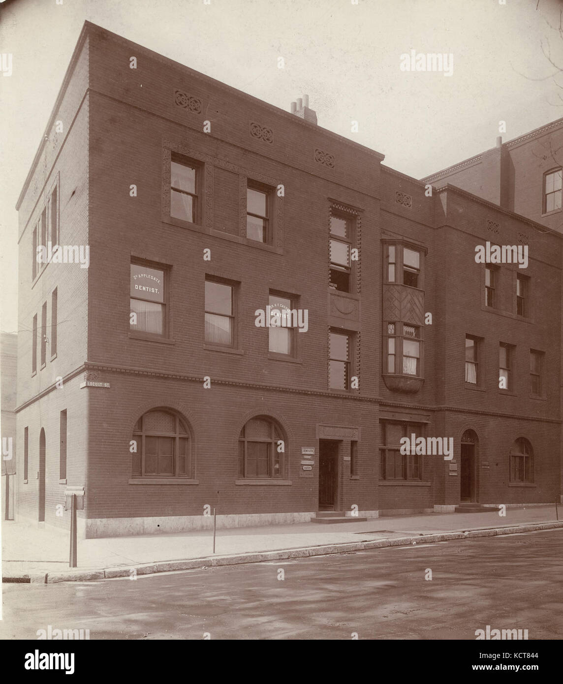 Situati al 2602-2604 di Locust Street, questi studi medici sono stati progettati da Eames e Young, mostrando stili architettonici dei primi anni del XX secolo, al servizio di medici professionisti come M.D.S. Sidney I. Schwab e Malvern B. Clopton. Foto Stock