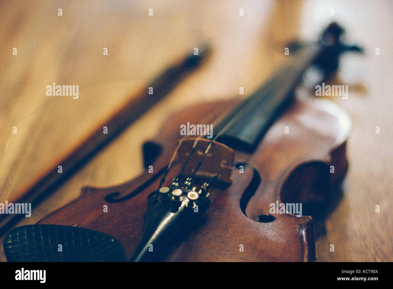 Vecchio violino giacente su di una superficie di legno Foto Stock