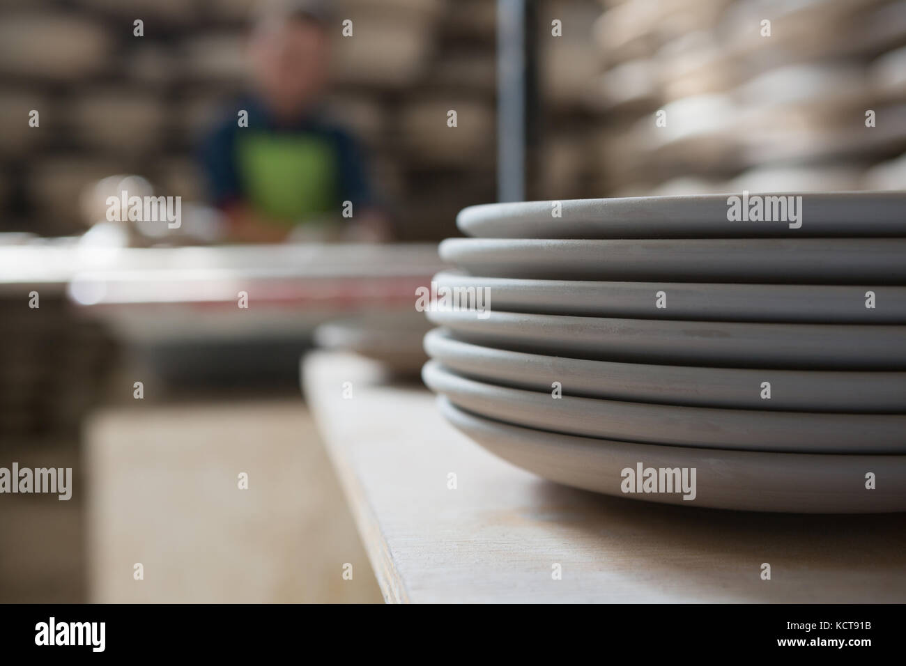 Vasi di terracotta su un tavolo nel laboratorio di ceramica Foto Stock