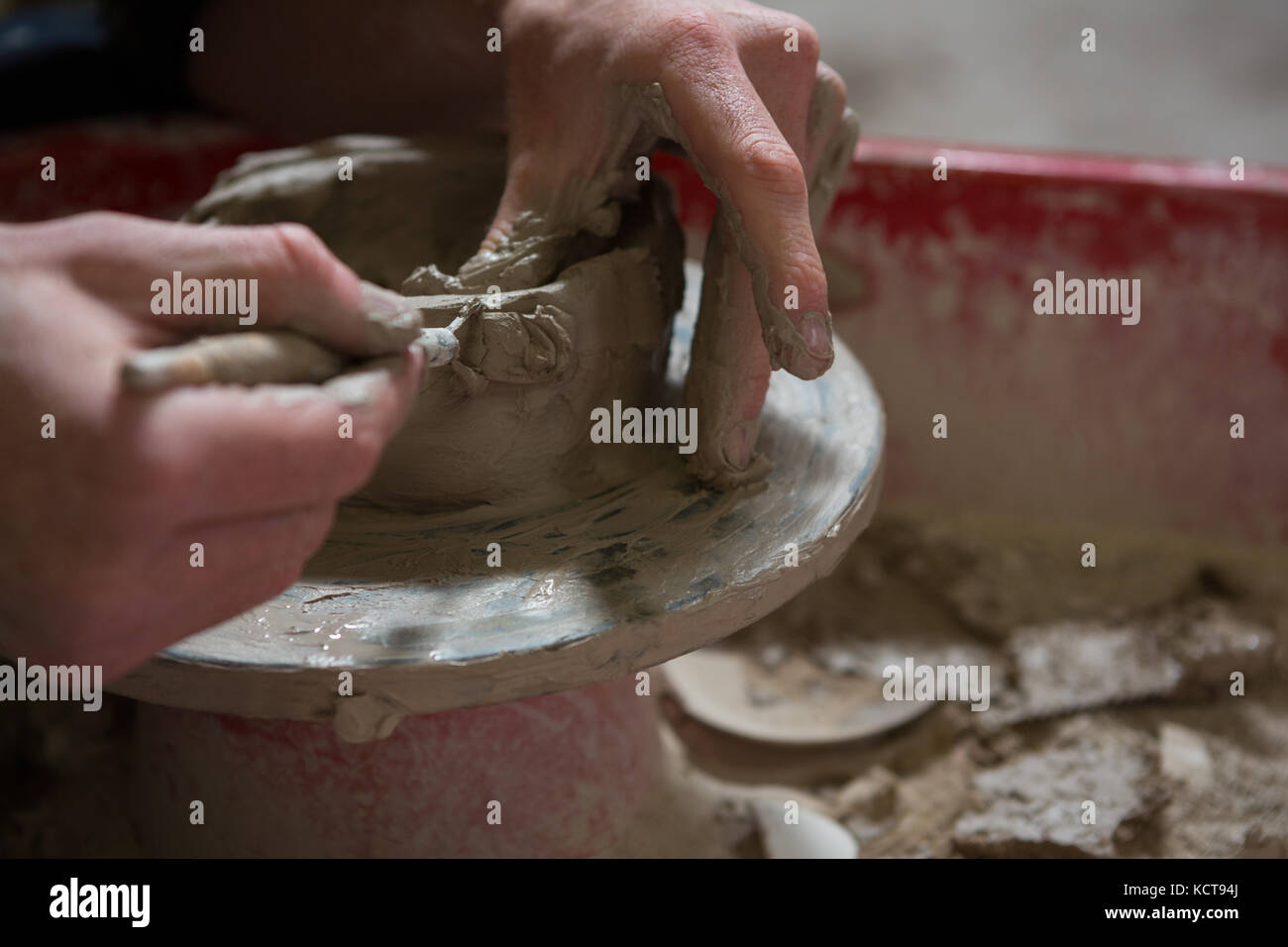 Vasai maschio lato facendo una pentola nel laboratorio di ceramica Foto Stock