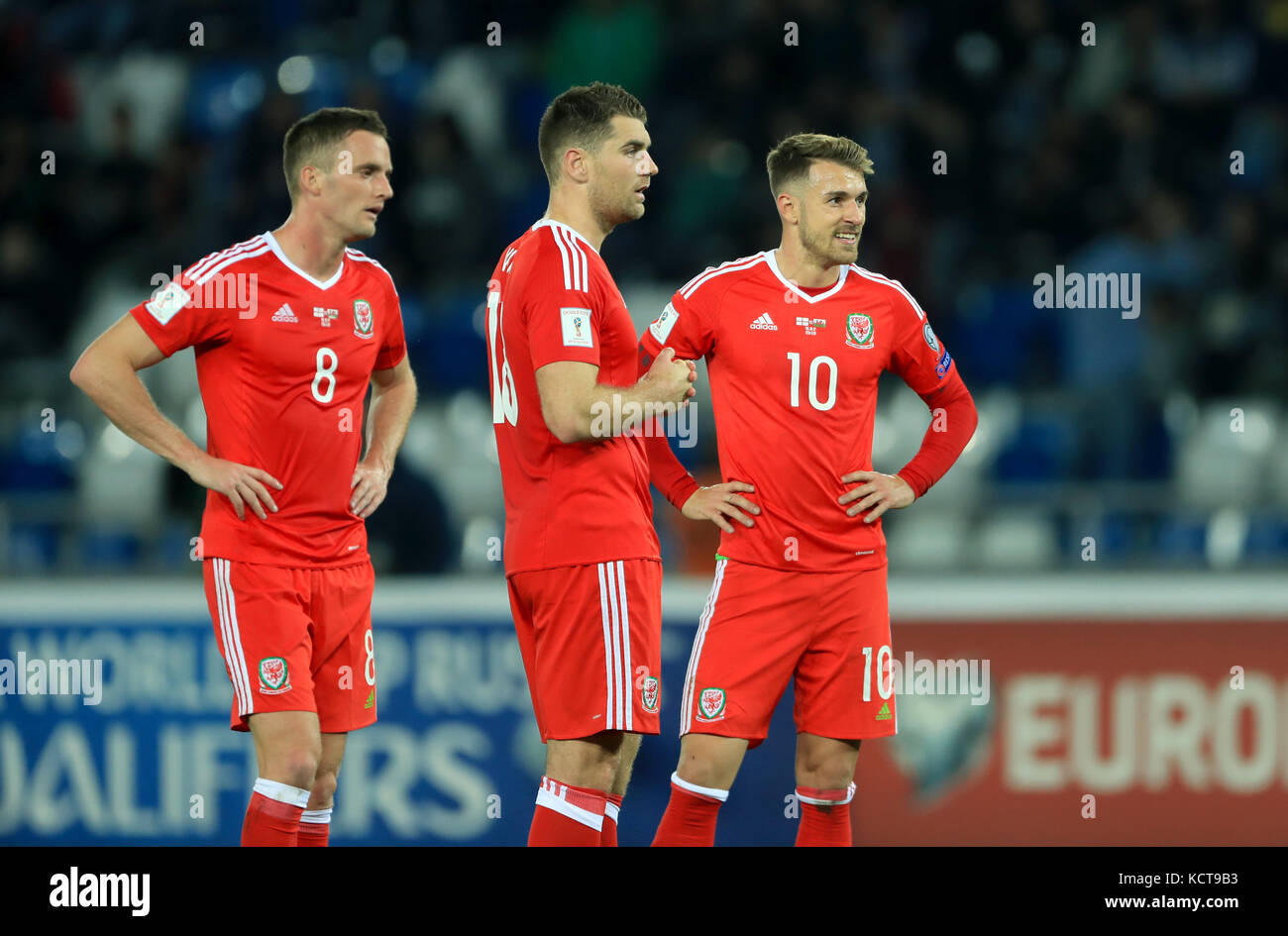 (Da sinistra a destra) Andy King del Galles, Sam Vokes e Aaron Ramsey durante le qualificazioni della Coppa del mondo FIFA 2018, partita del gruppo D alla Boris Paichadze Dinamo Arena di Tbilisi. PREMERE ASSOCIAZIONE foto. Data immagine: Venerdì 6 ottobre 2017. Scopri la storia della Pennsylvania SOCCER Georgia. Il credito fotografico dovrebbe essere: Tim Goode/PA Wire. . Foto Stock