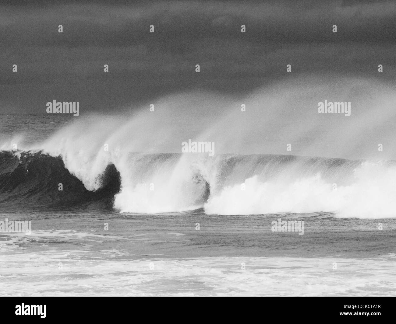 L'uragano ha generato le onde al largo della costa del New Jersey vicino Lavallette, NJ con il vento potente che soffia le onde fuori. Condimento in bianco e nero. Foto Stock