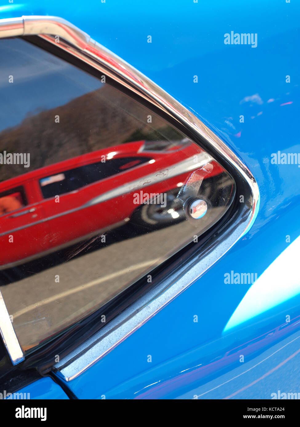 La riflessione classica del 1957 Chevy in un blu 1970 finestra Mustang Foto Stock