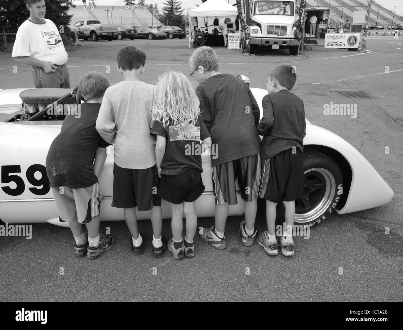 Kids gawking a Race Car al via nello stato di New York Foto Stock