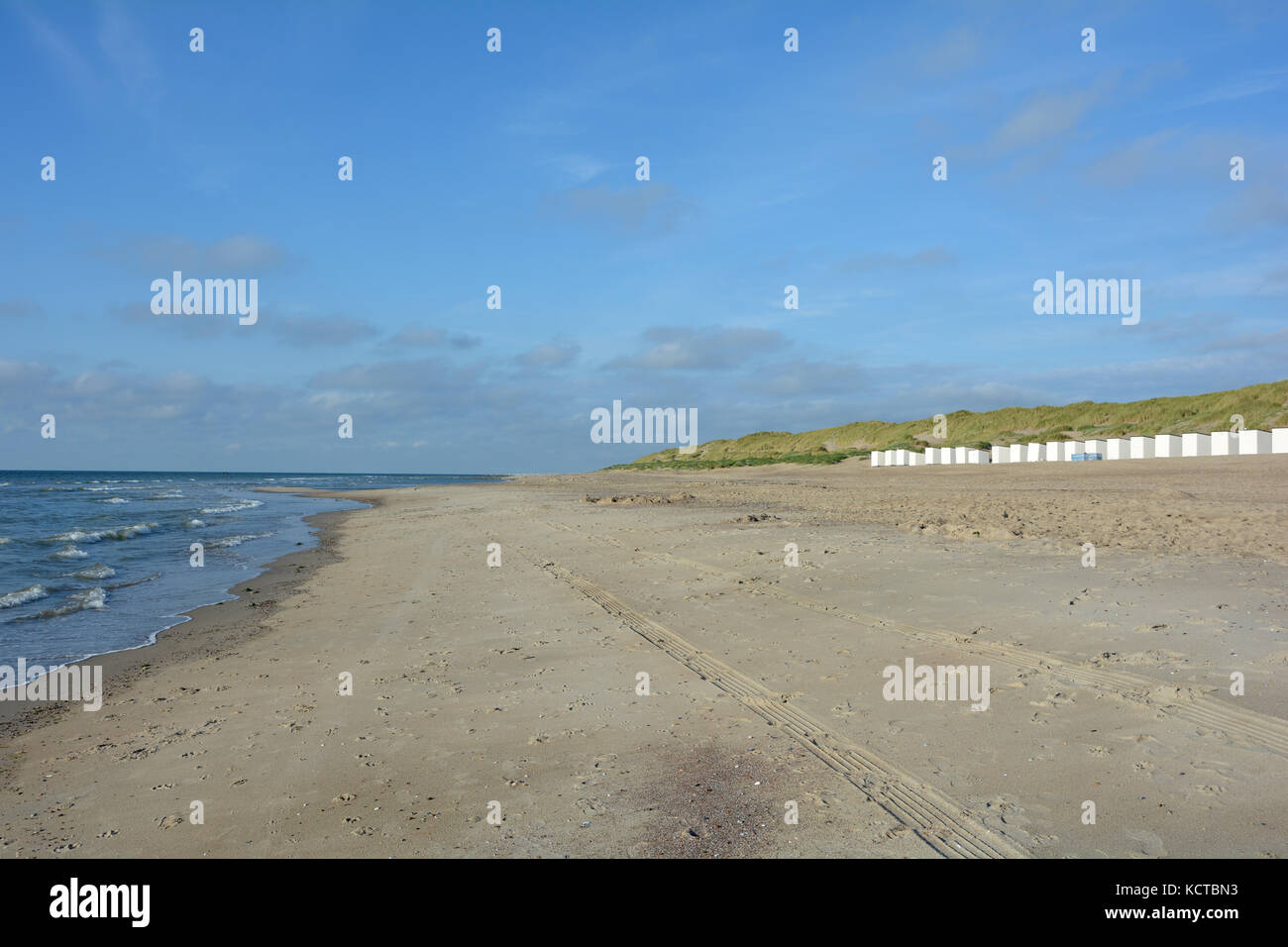 Cabine da spiaggia e spiaggia oat nelle dune sulla costa del Mare del Nord nei Paesi Bassi su Zeeland Foto Stock