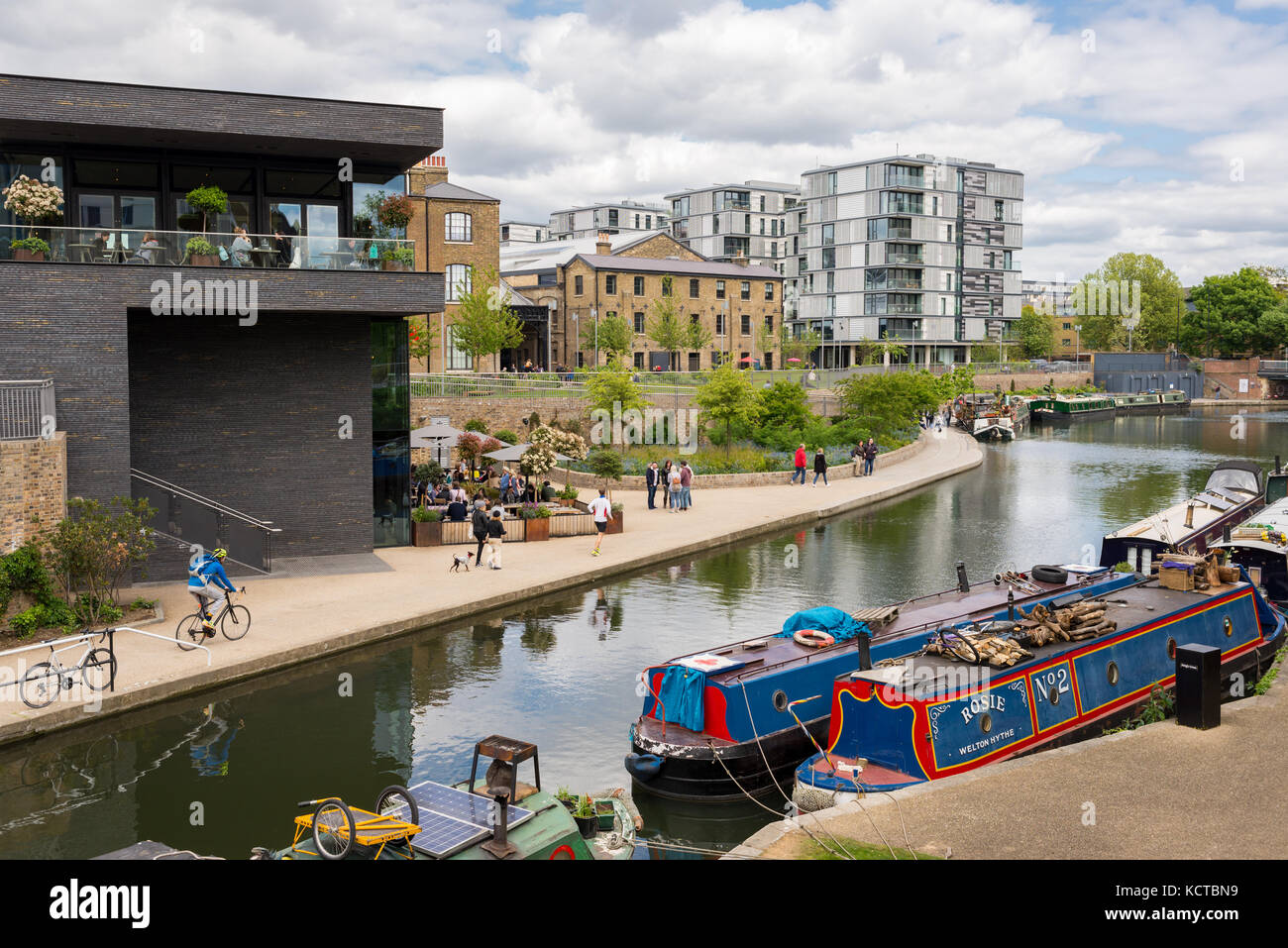 La banca Canale di Beagle a granaio Square nel cuore del re della Croce con la gente che camminava e chiatte sul canale. Londra, Regno Unito Foto Stock