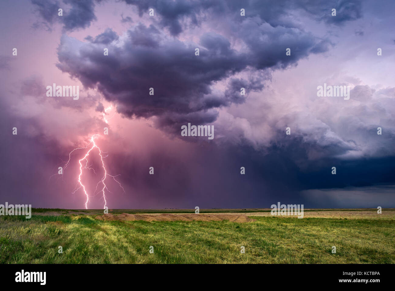 I fulmini colpiscono da una grave tempesta di tuoni nei pressi di Lamar, Colorado Foto Stock