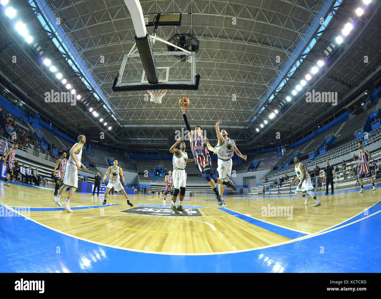 Eric Flor segna un altro punto contro Gimnasia de Comodoro nella vittoria alla Super 20 (PH: Demián Schleider) Foto Stock