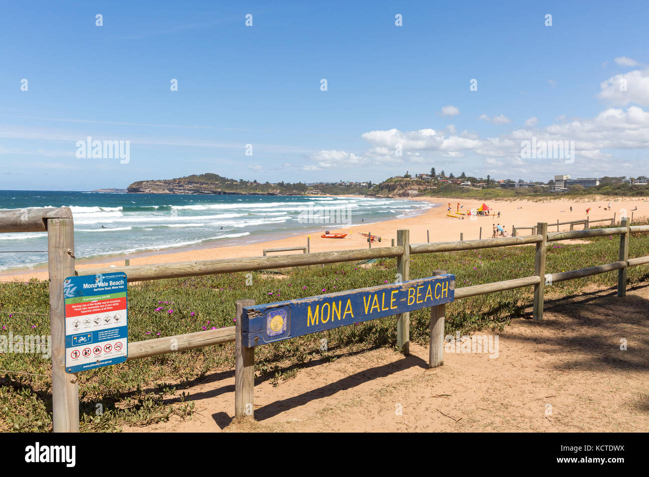 Mona Vale beach, uno di Sydney i popolari spiagge del nord in una calda giornata di primavera, Sydney, Nuovo Galles del Sud, Australia Foto Stock