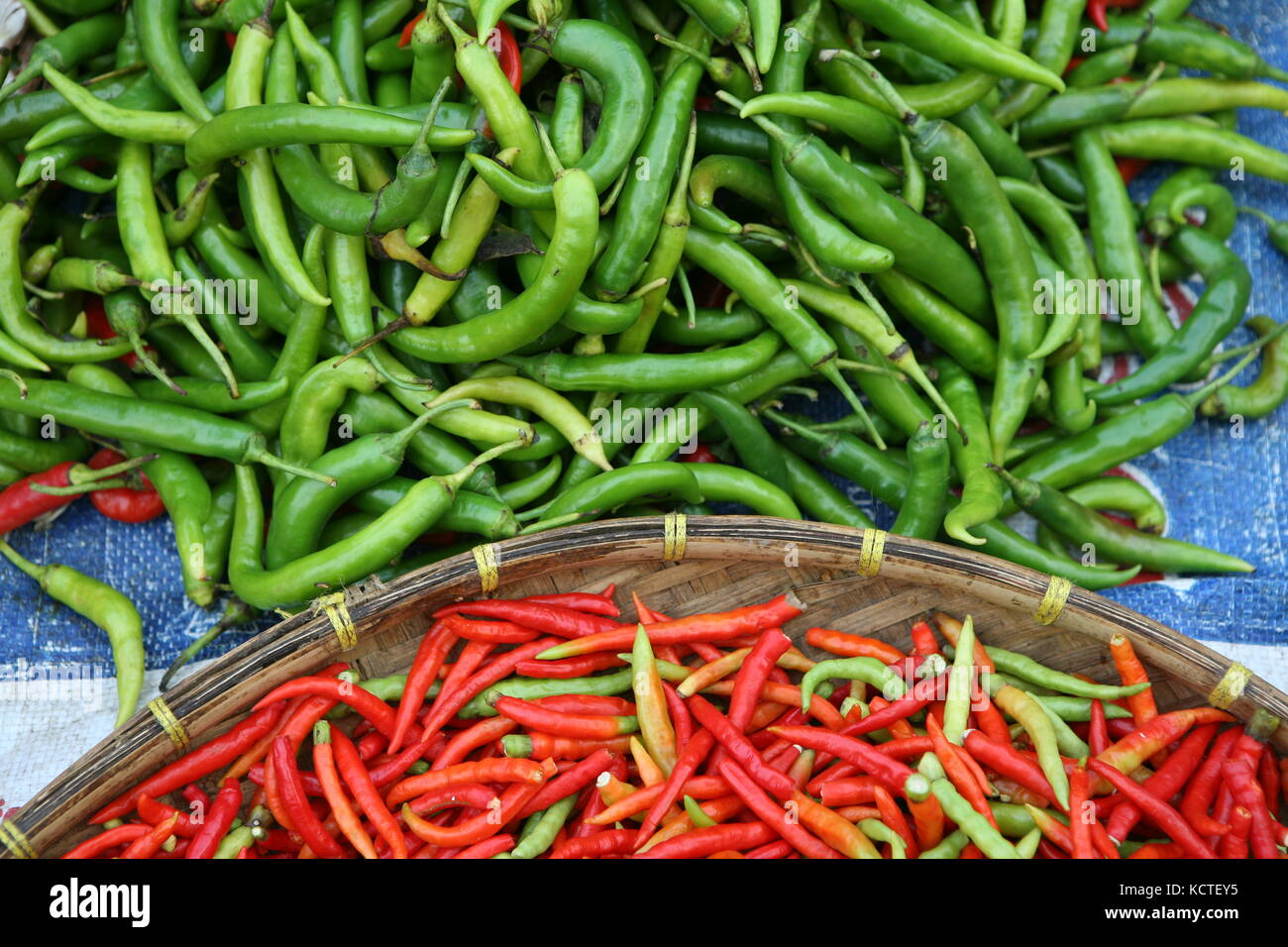 Rote und grüne Chili Schoten auf Markt in einem Korb - peperoncini rossi e verdi sul mercato in un paniere Foto Stock