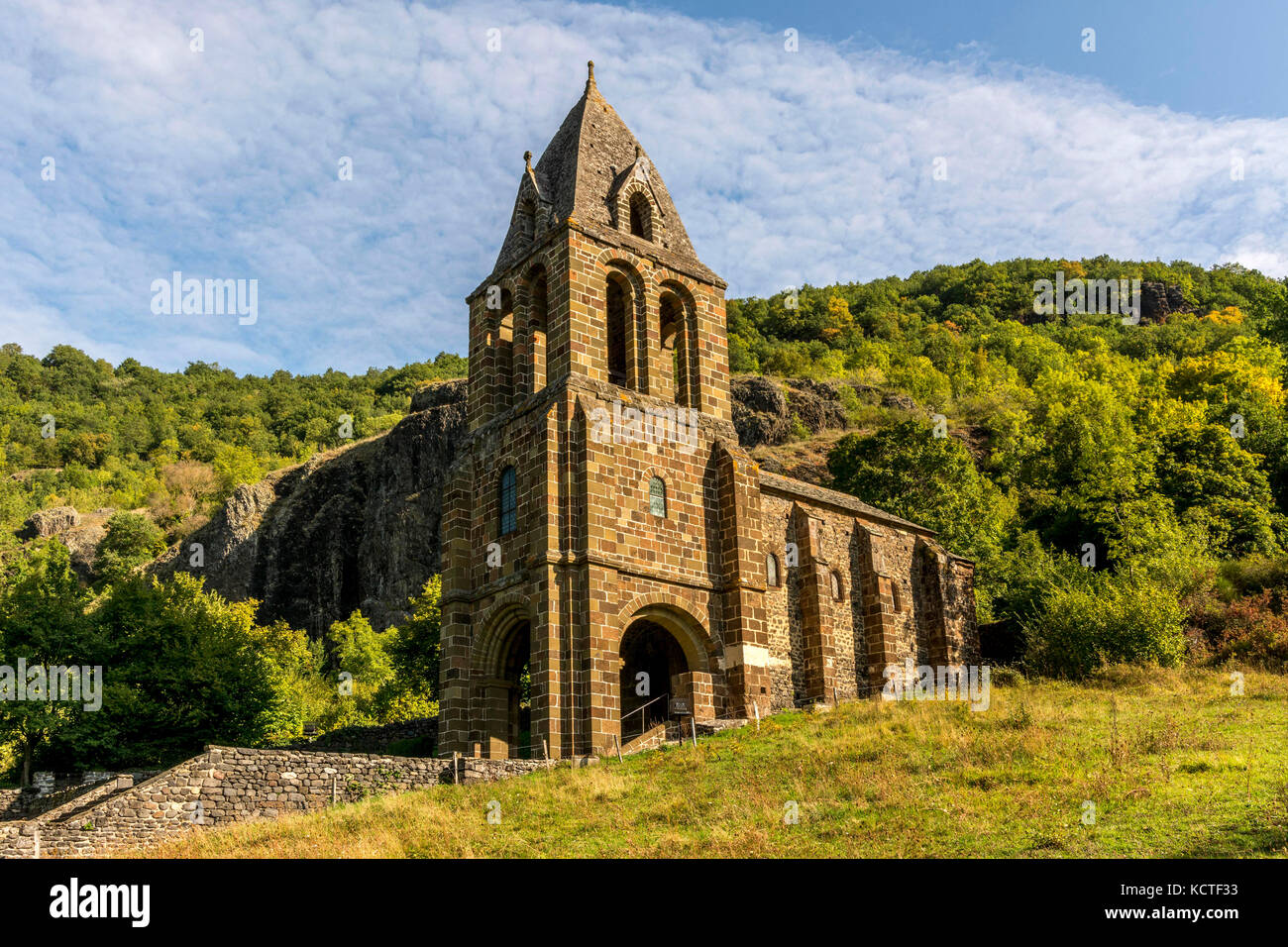 La cattedrale di Notre Dame des Chazes chiesa sul fiume Allier. Haut Allier. Haute Loire. Auvergne. Francia Foto Stock