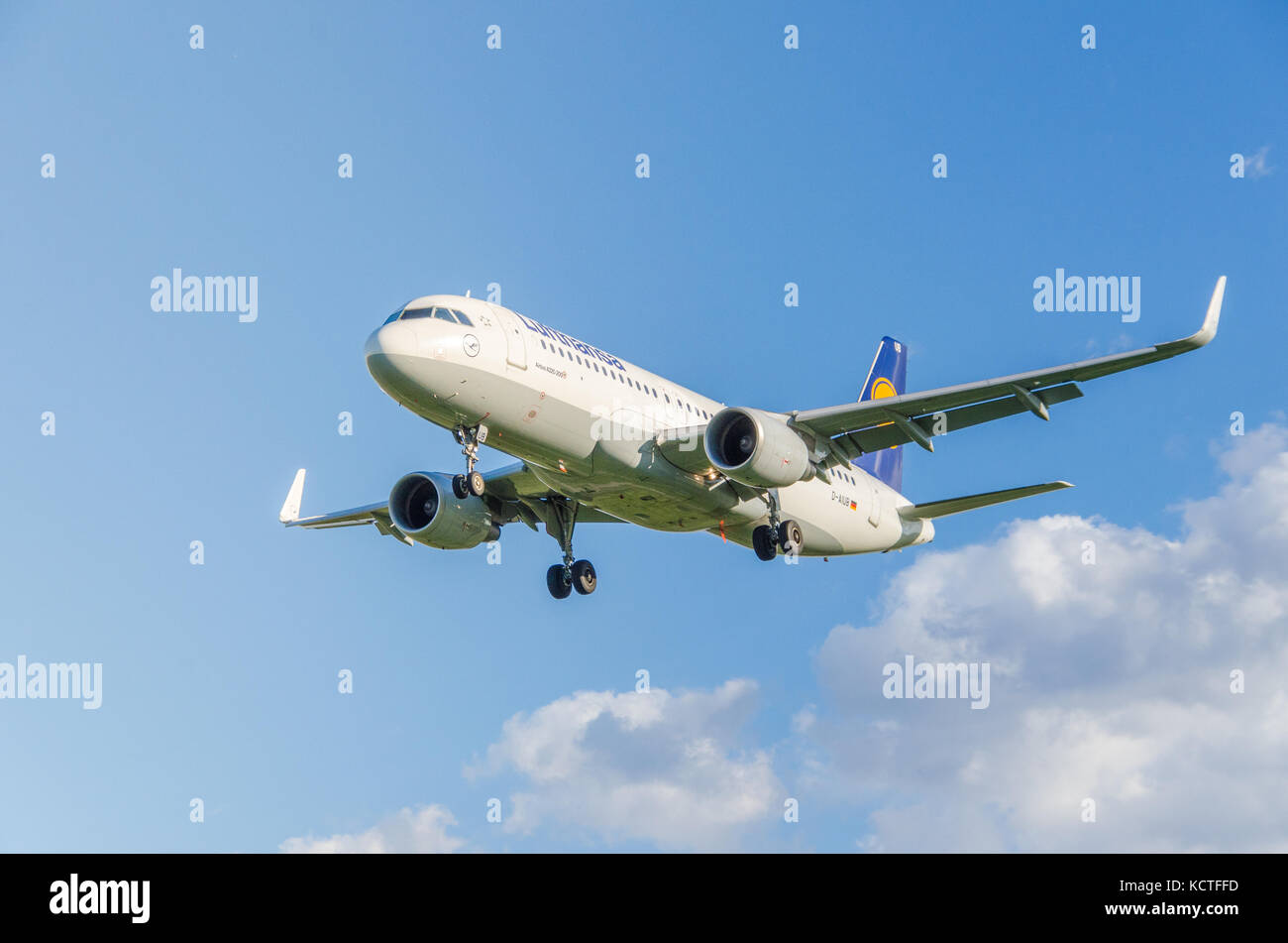 Un lufthansa Airbus A320-200 contro un cielo blu. Questi piani operano voli a breve raggio in Germania e in Europa Foto Stock