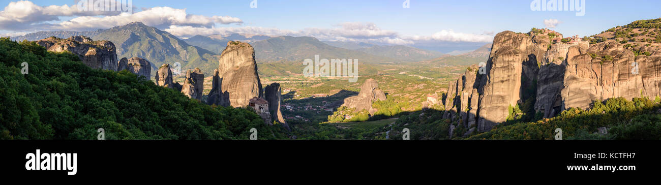 Panorama di formazioni rocciose e i monasteri di Meteora tessaglia grecia Foto Stock