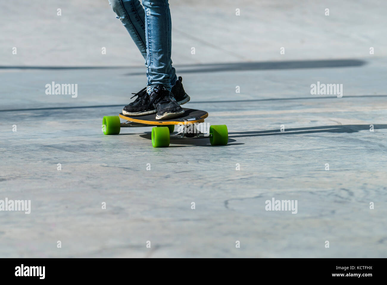 Dordrecht, Paesi Bassi - 3 settembre 2016: skaterboard con ruote verde rotolare oltre all'apertura ufficiale del nuovo parco di skateboard a Dordrecht. Foto Stock